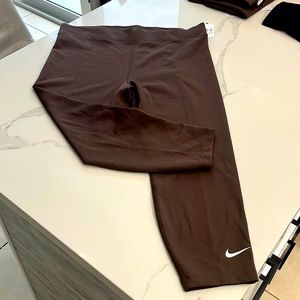 NWT Nike 7/8 Length Leggings